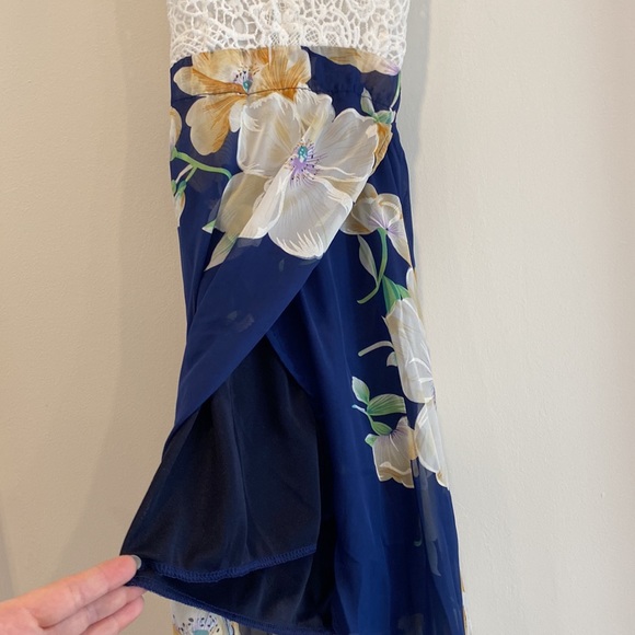 Floral and lace dress. High low. Size Medium. - Picture 3 of 4